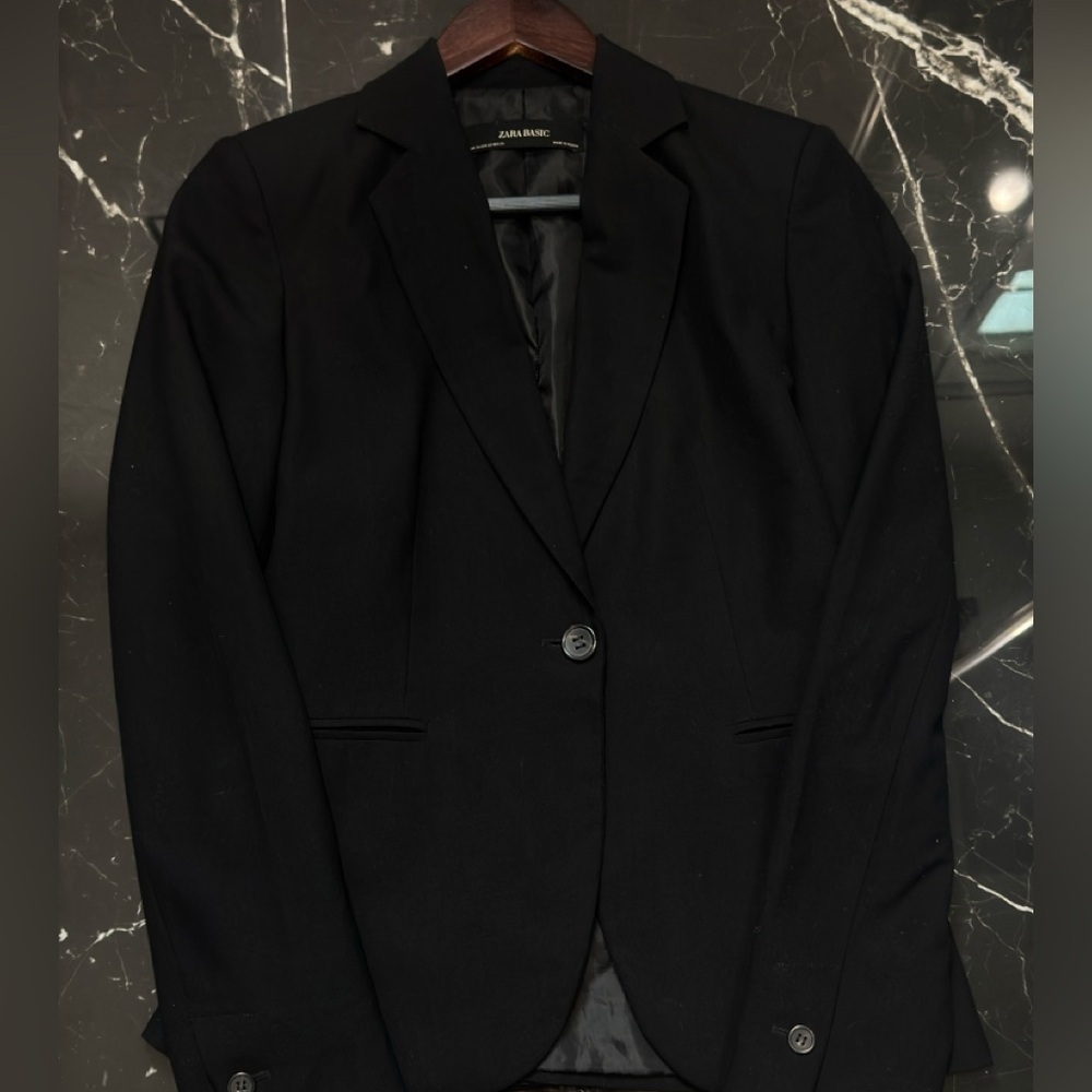 Zara black blazer
Size small